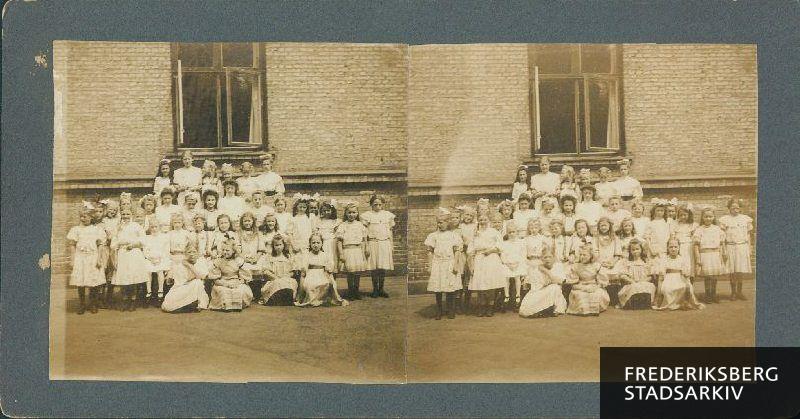 Pigeklasse i Brønnicke Hansens pigeskole, Amalievej 20, ca. 1903. Heriblandt er Elise Høpfner.