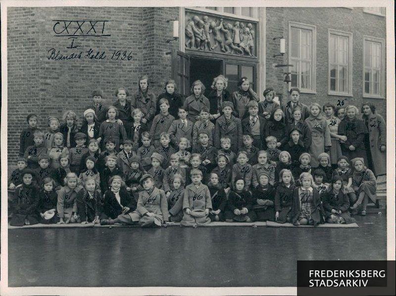 Søndermarkskolen. Blandet hold. 1936
Nederste rk. fra venstre: Birte Fagentione?, Birgit  Hano, Kate Henning Petersen, Bente Johansen, Lis Rasmussen, Paul Eigil Hansen, Luise Mickelsen, Erik Jensen, Solvejg Christensen, Hjerdis Madsen, Inger Grete Larsen, Birte Olsen, Grete Olsen, Leila Sallyman, Jytte Larsen
2. rk. fra neden: Bruno Wiberg, Bent N. Rasmussen, Kirsten Larsen, Elisabeth Jørgensen, Verner Sørensen, Palle Jensen, Bent Bjerregaard, Mogens Petersen, Frants Krag, Hanne Riis, Ole Larsen, Lillian Poulsen, Ulla Larsen, Jytte Larsen, Birte Larsen, Lis Rasmussen, Annelise Hansen
3.rk. fra neden:Hans Mogens Christiansen, Henny Olsen, Hilmar Svendsen, John Jensen, Max Larsen, Andrej Sallyman, Mogens Olsen, Jørgen Clausen, Ulla Jensen, Gunnar Bendixen,Christian Sørensen, Vagn Rasmussen, Preben Andersen, Grete Jørgensen
4. rk. fra neden: Bodil Neumann, Jytte Andersen, Inger Nielsen, Tove Olsen, Dora Hansen, Svend Aage Jensen, Jørgen Müller, Knud Bamt, Knud Ole Schlictkull,Tove Lennhardt, Annelise Nees, Henning Schiött, Aase Fjelking, Jytte Nielsen, Else Paulsen, Inge Melchiorsen, Benthe Dietzmann
Øverste rk.: Kjeld Lichtner, Ena Nielsen, Else Pedersen, Birte Jensen, Lissi Pedersen, Ruth Christiansen, Lissi Steen, Caja Hansen, Gunnar Hansen, Birgit Jacobsen