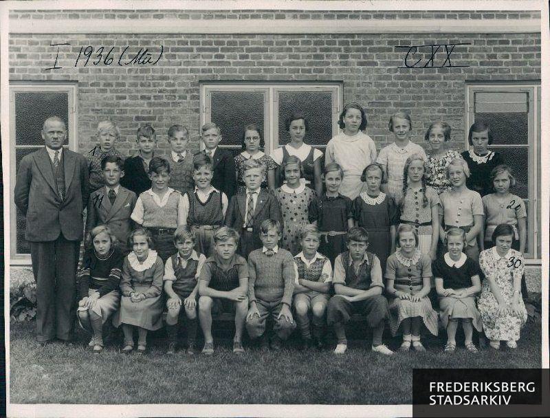 Søndermarkskolen. I. 1936. ( Ma )
Nederste rk. fra venstre : Grethe Ekdahl, Gytte Petersen,,Ove Kortsen, Ejgil Midboe Hansen, Kaj Schoubye, Jørgen Andersen, Poul Henning Petersen, Edith Ravn Petersen, Else Gudrun Jensen, Bente Ravn
Midterste rk.: Vincenzo Odorico, Svend Toldam, William Christensen, Herman Skals, Inger Andersen, Inger Larsen, Kirsten Petersen, Else Jensen, Birthe Christiansen, Ruth Olsen
øverste rk..: Eli Thomsen, John Andersen, John Bøge Christensen, Paul Jensen, Irene Wiberg, Grethe Lynds, Gerda Foss, Lillian Richter, Benny Møller, Anna-Margrethe Winther
Fraværende: Aase Fjelking