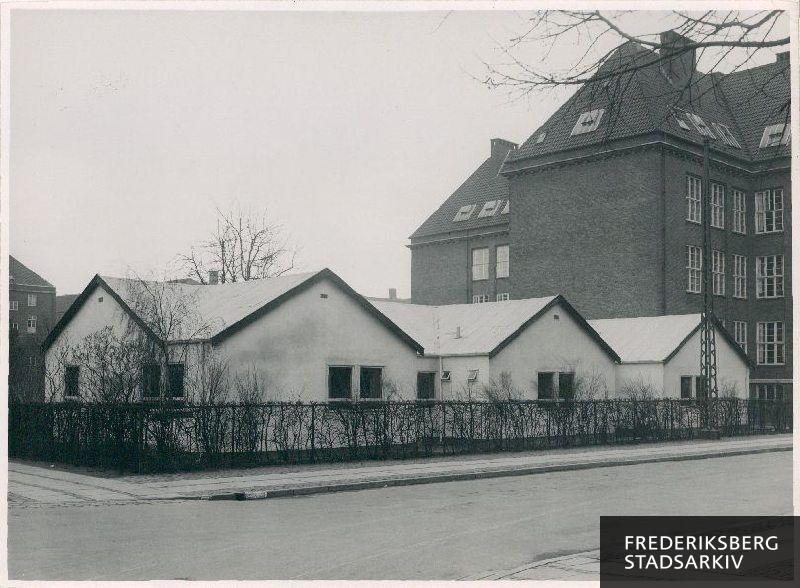 Fritidshjem af seriehuselementer ved Lindevangsskolen, opført 1943-44 af Frederiksberg kommune