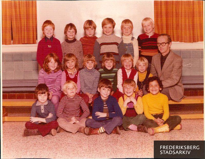 Skolen på Lollandsvej,  1 Aa, 1973-1974.
 3. rk. fra venstre nr. 1: Majbritt Feldskov Henriksen. Læreren: Hans Chr. Eller