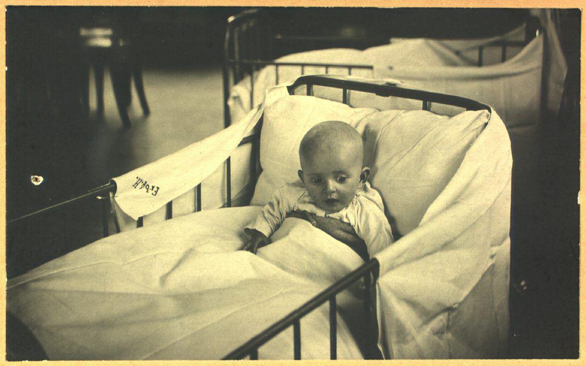 Ebba Jensen i sin seng på Børneafdelingen på Frederiksberg Hospital