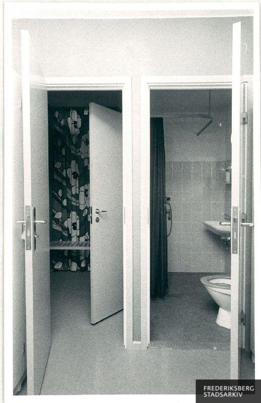 Interiør fra tandretningsklinikken i 'Krystalgården'. Omklædnings- og toiletfaciliteter