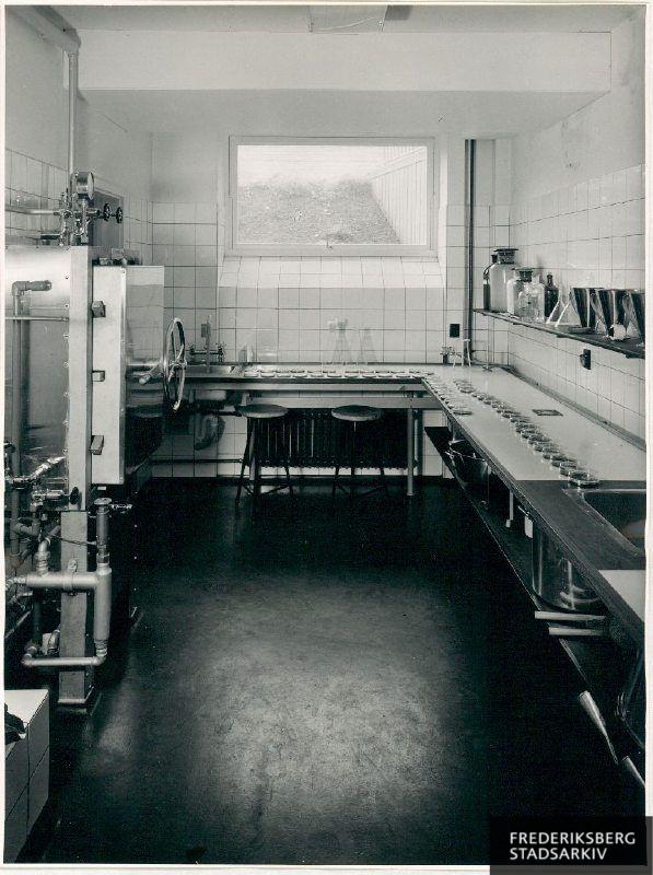 Interiør fra bakteriologisk laboratorium på Frederiksberg Hospital