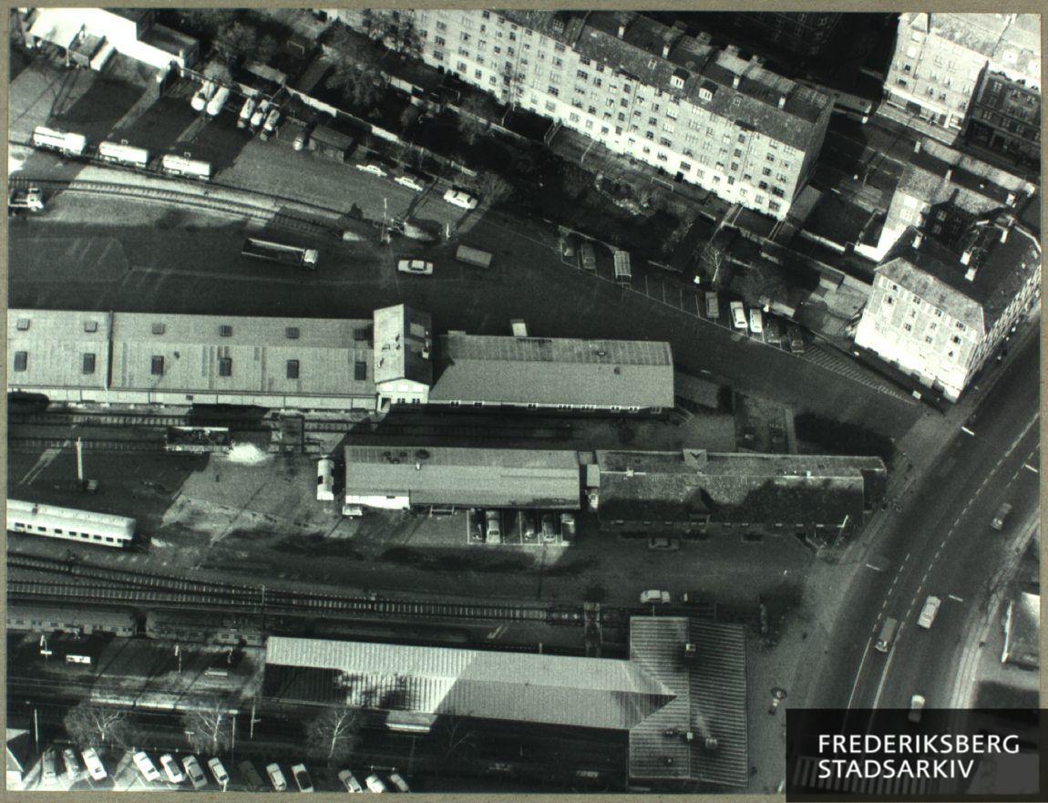 Luftfoto af Frederiksberg S-togs-station ved Falkoner Allé og det nærliggende godsbaneterræn