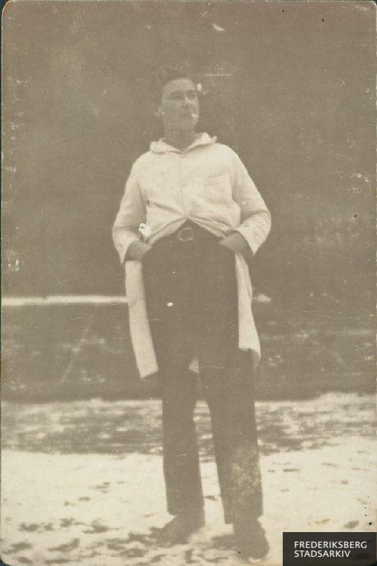 Carl Max Johannes Dühring, udendørs i hvid arbejdskittel, 1917