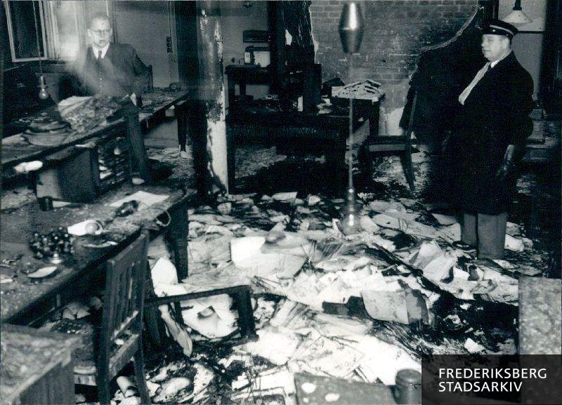 Frederiksberg Folkeregister efter ødelæggelsen den 24/11 1944, Falkoner Allé 7.
Til højre ses skattevæsenets nattevagt "Flæske Søren"