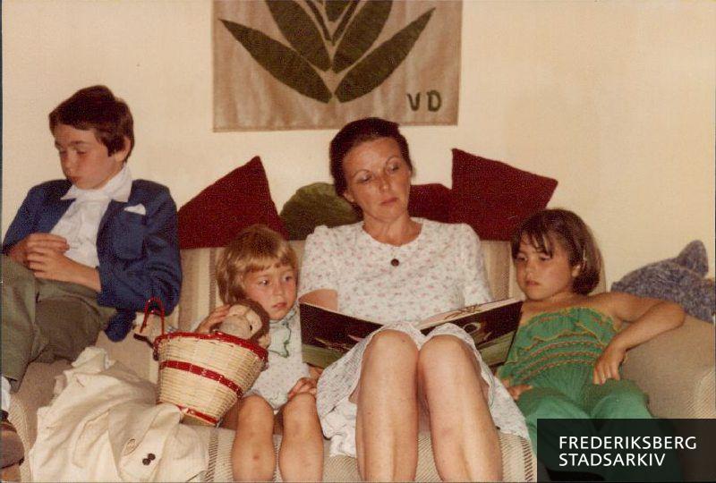 Annalise Dühring Wiberg læser for sin bror Jaques børn, 15/8-1981.