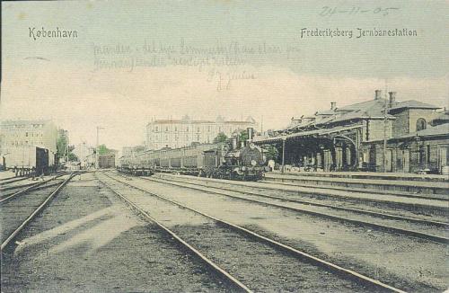 Frederiksberg Jernbanestation og Solbjergvej 6-10A med tog og godsvogne, ca. 1905.