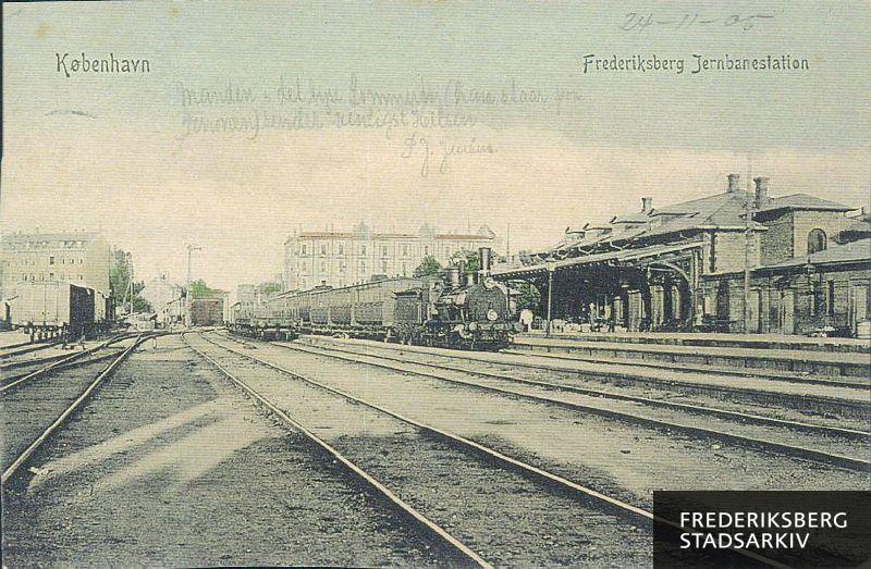 Frederiksberg Jernbanestation og Solbjergvej 6-10A med tog og godsvogne, ca. 1905.