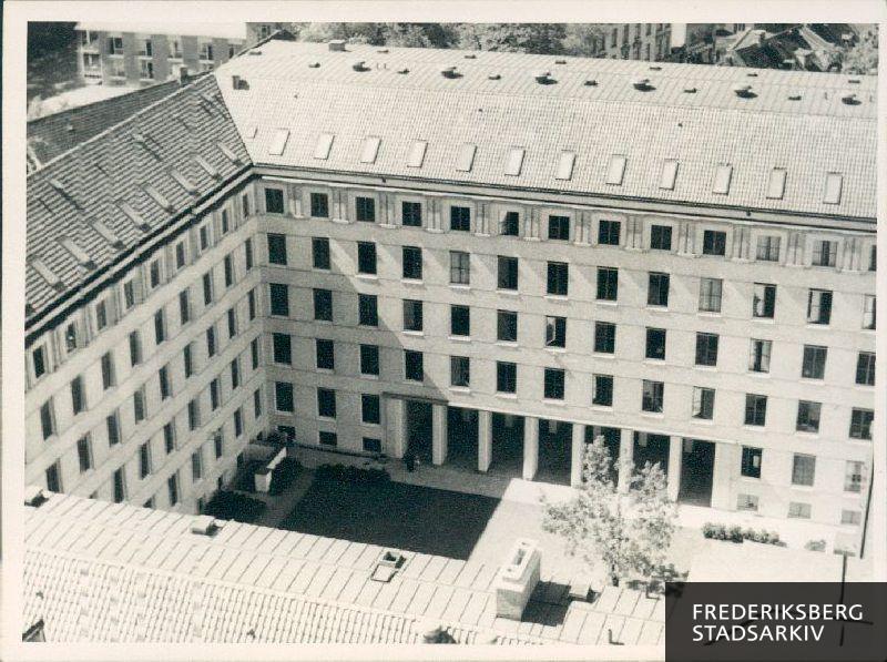 Frederiksberg Rådhus, grønnegården set fra tårnet, maj 1953.