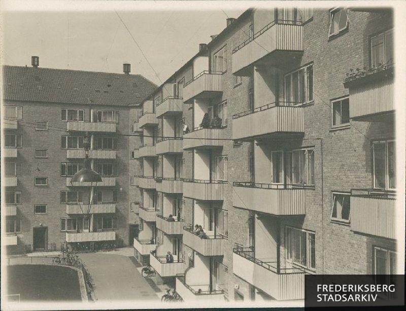 Roskildegården, Roskildevej, fotograferet fra altanen i nr. 78, 2. sal th., 1935.