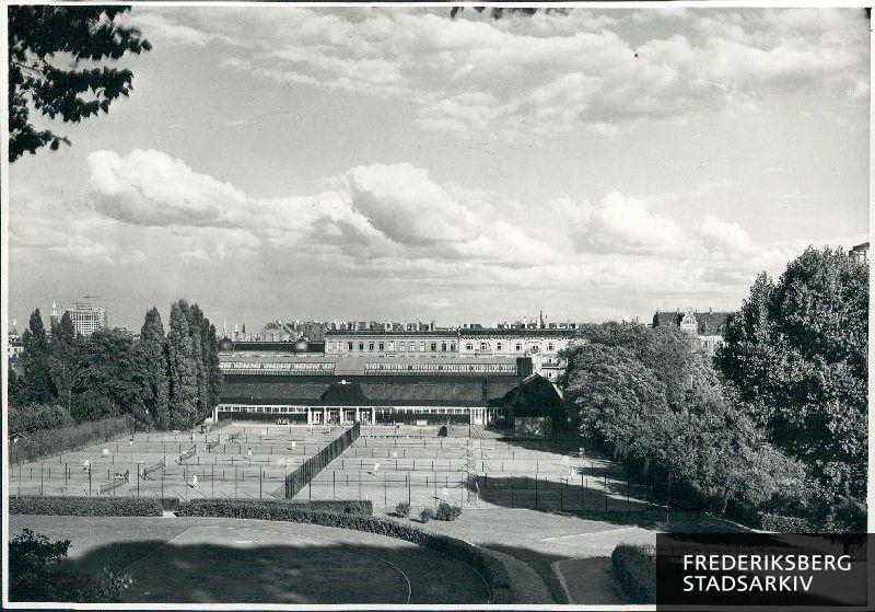 Udsigt fra Frederiksberg Slot over KB's tennisbaner og tennishal med Pile Allé