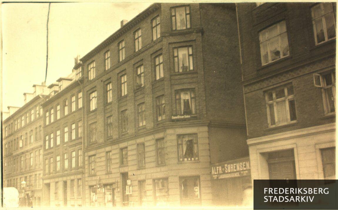 Midtfor nr. 4. Til højre for huset er der adgang til maskinforhandler Alfr. Sørensen
