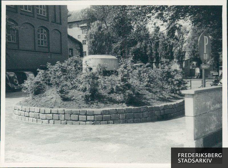 Anlæg med bunker ved parkeringsplads