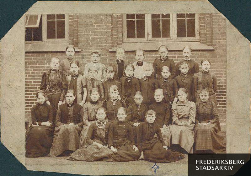 Christine Boline Nielsen med sin pigeklasse, ca. 1893, antagelig på Kregme Skole. Hun blev senere gift med Carl Marcus Theodor Dühring .