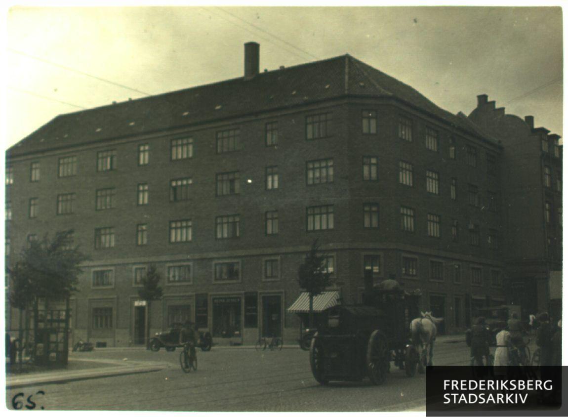 Hjørneejendommen Nordre Fasanvej 13 (til højre) og Finsensvej 2-4 (til venstre)