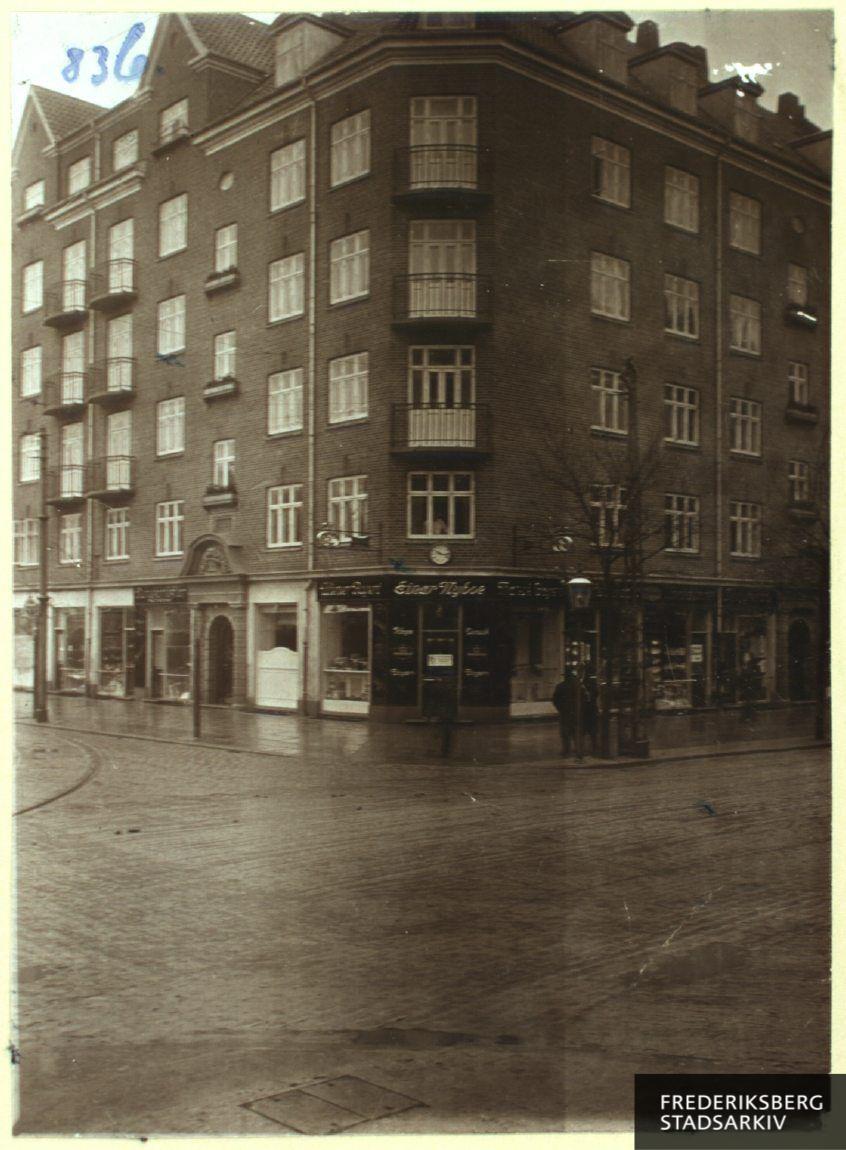 Hjørneejendommen Nordre Fasanvej 137 (til højre) og Mariendalsvej 58-60 (til venstre)
