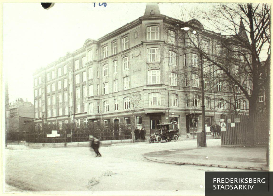 Hjørneejendommen Nordre Fasanvej 52 (til venstre) og Nyelandsvej 56 (til højre bag træerne)