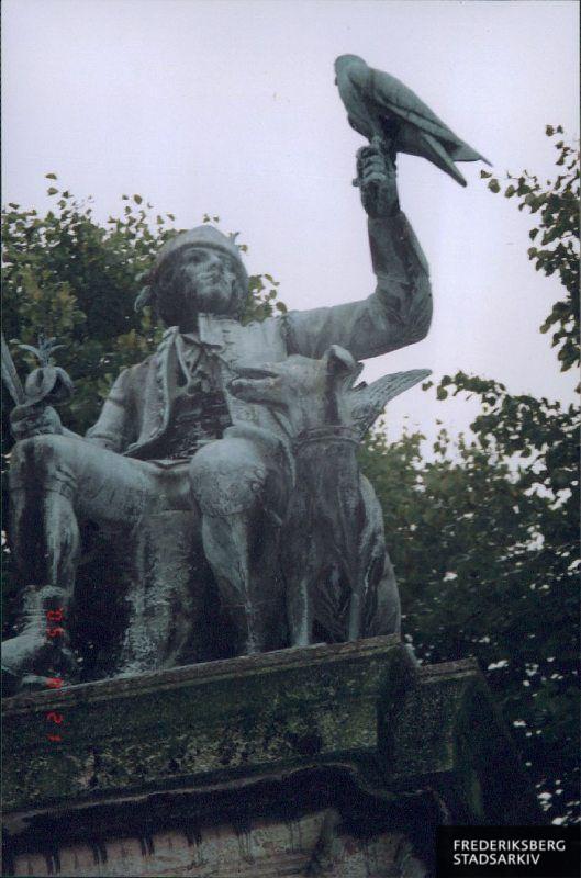 Sankt Thomas Plads. Udsnit af Falkonerbrønden. Et springvand med falkonersvend, falk og hund, tegnet af stadsarkitekt Aage Lauritzen