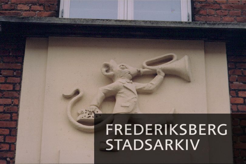 Reliefudsmykning over indgangsdør i etageejendom