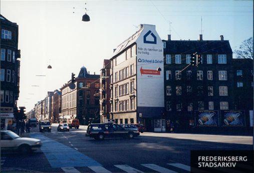 Falkoner Allé, set fra Åboulevard. Til venstre er etageejendommen med forretningen 'Autobixen'  Falkoner Allé 122. I højre side ses en gavlreklame for Scheel og Orloff