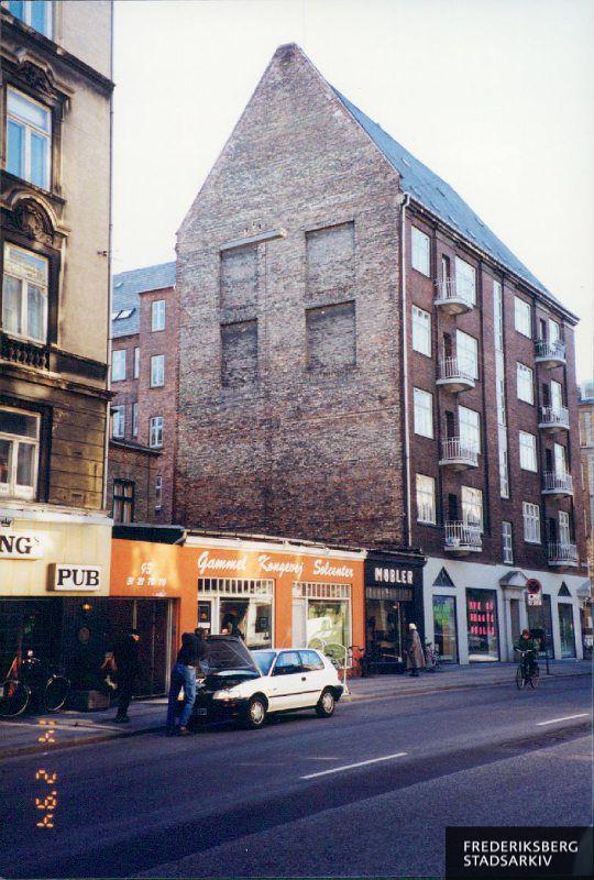 Udsnit af Gammel Kongevej  med bl.a. pub, solcenter og møbelforretning