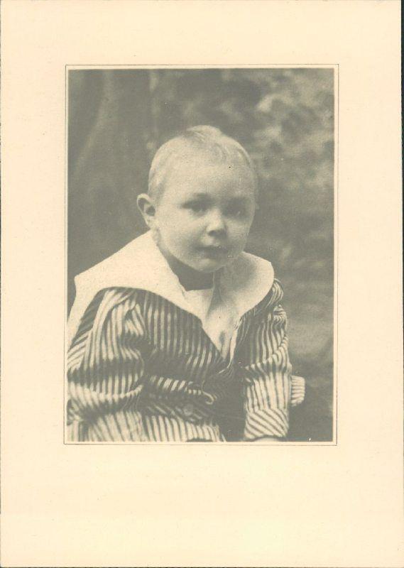 Walther Emil Oluf Dühring, søn af Carl Marcus Theodor Dühring og Christine Dühring.
(19/4 1908 - ? 1998).
Uddannet tjener i Den italienske Legation, København. I en årrække ansat som tjener på store skibe tilhørende et rederi, som sejlede på Fjernøsten.  Han hjembragte spændende genstande fra Bangkok. Senere ansat som overtjener i "Københavnerkroen", Bernstorffsgade.
Boede som voksen på Mariendalsvej, senere på Priorvej 8, senest Nitivej