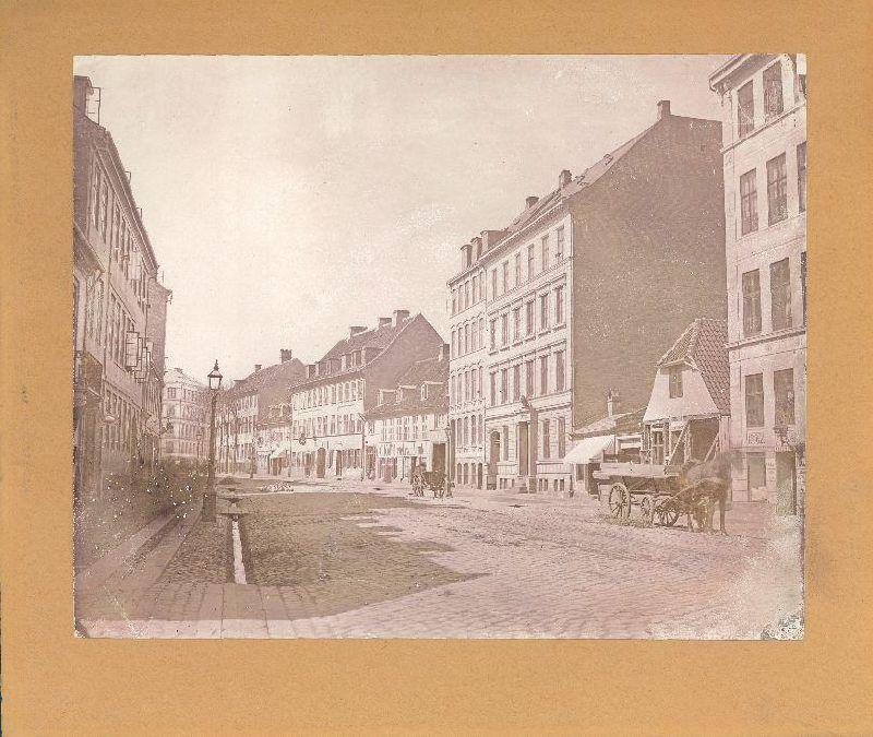 Vue gennem Vesterbrogade mod apoteket