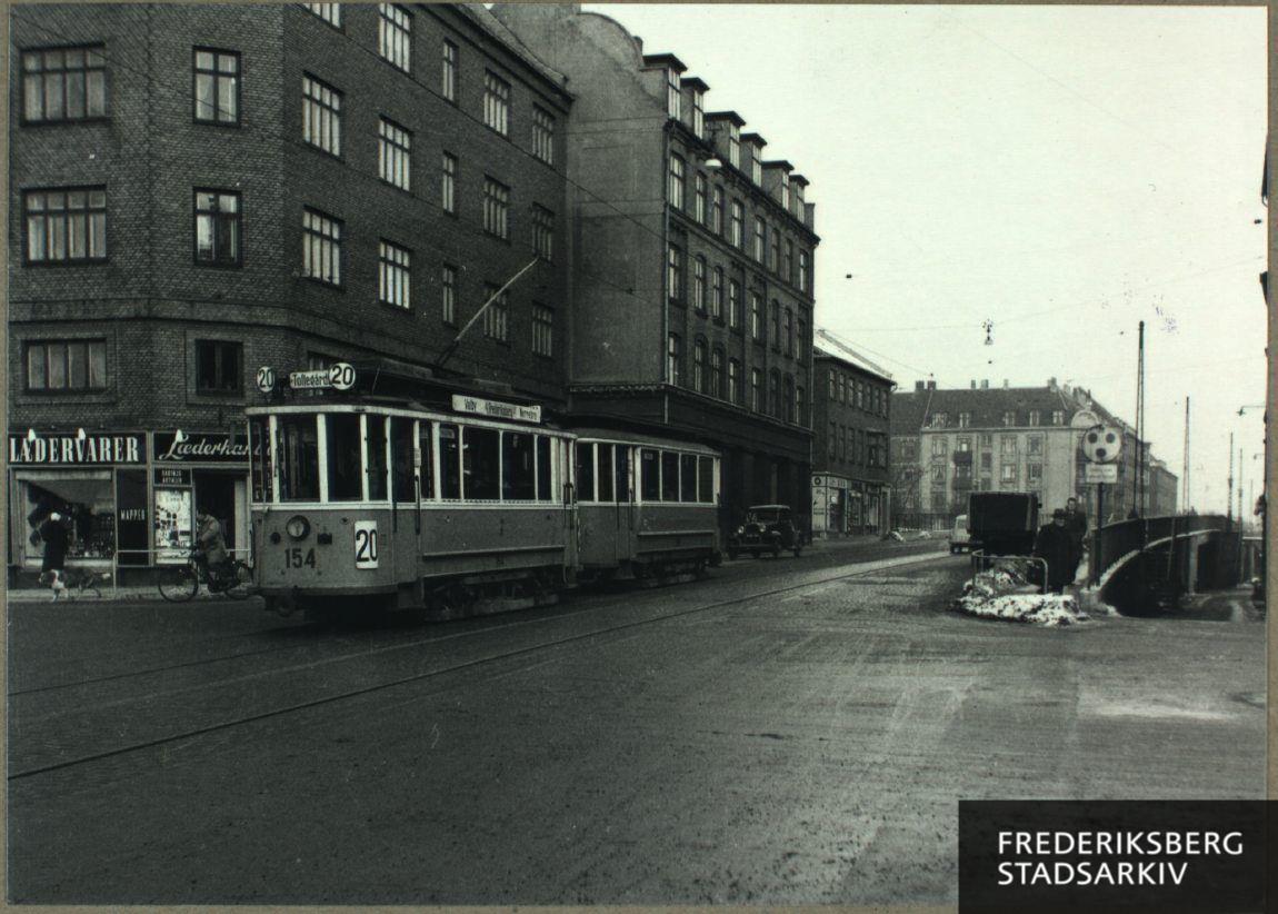 Linie 20 med bivogn på vej mod Valby krydser Finsensvej
