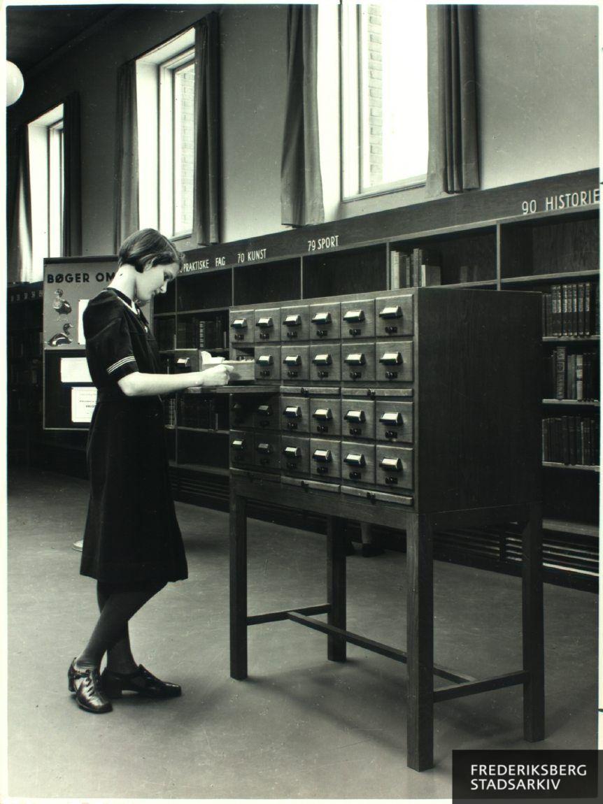 En låner kigger i kartoteket i børnebiblioteket