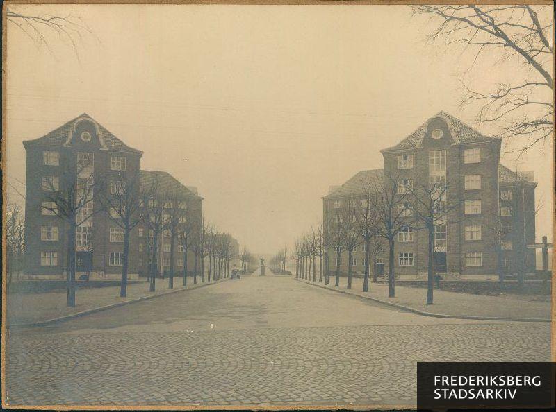 Dalgas Boulevard, set i retning af Roskildevej og skulpturen 'Urjægeren'