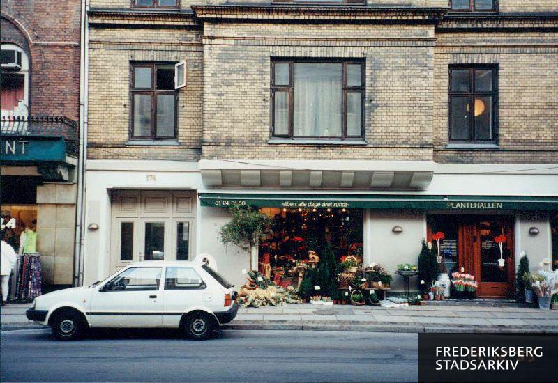 Udsnit af facade med blomsterhandleren 'Plantehallen'