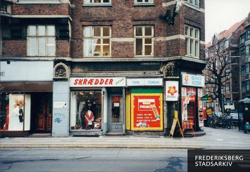 'Skrædder Stefan' og kiosk i stueetagen på hjørneejendom