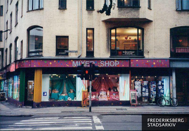 Butiksfacade for søg og skæmt forretningen 'Mixed Shop' på hjørnet af Værnedamsvej