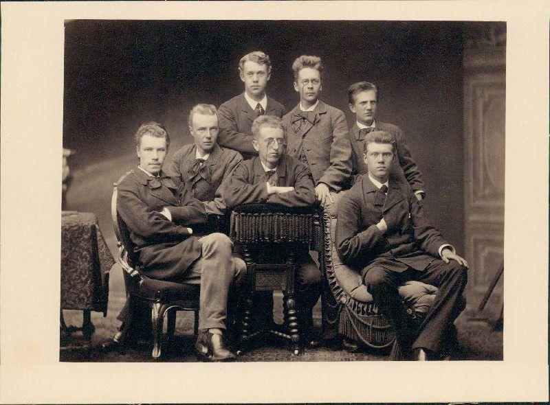 Studenterne fra Schneekloth Gymnasium: Julius Nielsen, Lars Børgesen, Hans Christian Bruun, Emil Hansen, Quist, Bartvæk og Kragelund