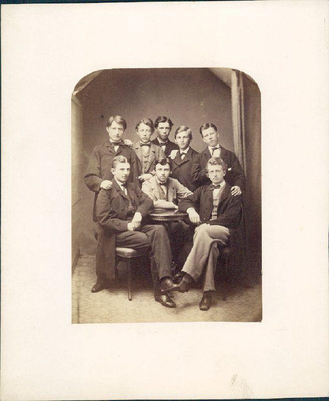 Elever fra tredie real fra Schneekloths Latin- og Realskole. Bagerst fra venstre: A. Schwartz, V. Kjeldsen, V. Maag, Theodor Jensen og P. Ratsack. Forrest fra venstre:  M. Lage, Fr. Hansen og L. Mørk Hansen