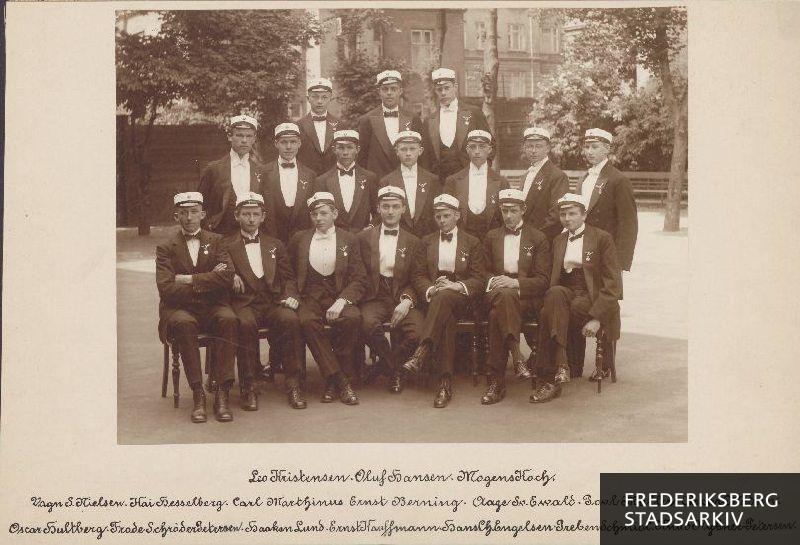 Studenter fra matematisk-naturfaglig linje på Schneekloths Gymnasium. Bagerst fra venstre: Leo Kristensen, Oluf Hansen og Mogens Koch. I midten fra venstre: Vagn S. Nielsen, Vagn Hesselbjerg, Carl Martinus, Ernst Berning, Aage Svend Ewaldsen, Poul Møller og Oscar Madsen. Forrest fra venstre: Oscar Hultbjerg, Frode Schrøder Petersen, Haakon Lund, Ernst Kauffman, Hans Chr. Engelsen, Preben Schmidt og Knud Rybner-Petersen