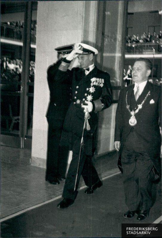 Rådhusindvielsen 9. maj 1953.  Kong Frederik IX forlader Rådhushallen sammen med Borgmester Stæhr Johansen
