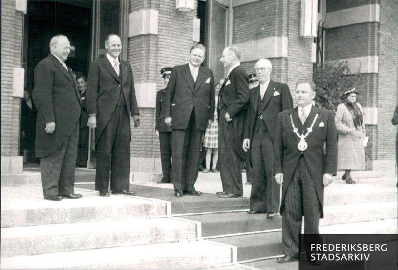 Rådhusindvielsen  9. maj1953  Der ventes på de kongelige gæster på trappen op til Rådhuset.
Personerne fra venstre: Arkitekt Carl Nimb, Arkitekt Helge Holm, .Medl. af Komm.best. Oluf Bertolt, Komm.dir. C.F. Gerner Andersen, Medl. af komm.best. Knud Nielsen og Borgmester Stæhr Johansen