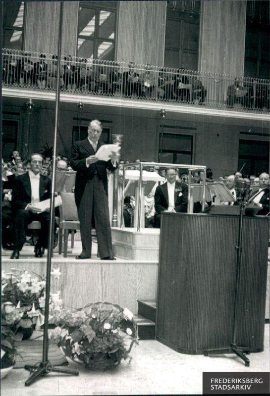 Rådhusindvielsen 9. maj 1953.  Kgl. skuespiller Poul Reumert deklamerer for forsamlingen. I baggrunden Kgl. kapelmester Johan Hye Knudsen og Operasanger Niels Møller tv.