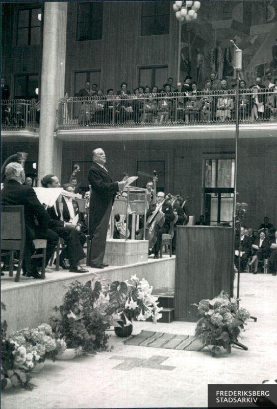 Rådhusindvielsen 9. maj 1953  Kgl. skuespiller Poul Reumert deklamerer for de forsamlede gæster. Tv for ham ses operasanger Niels Møller.
