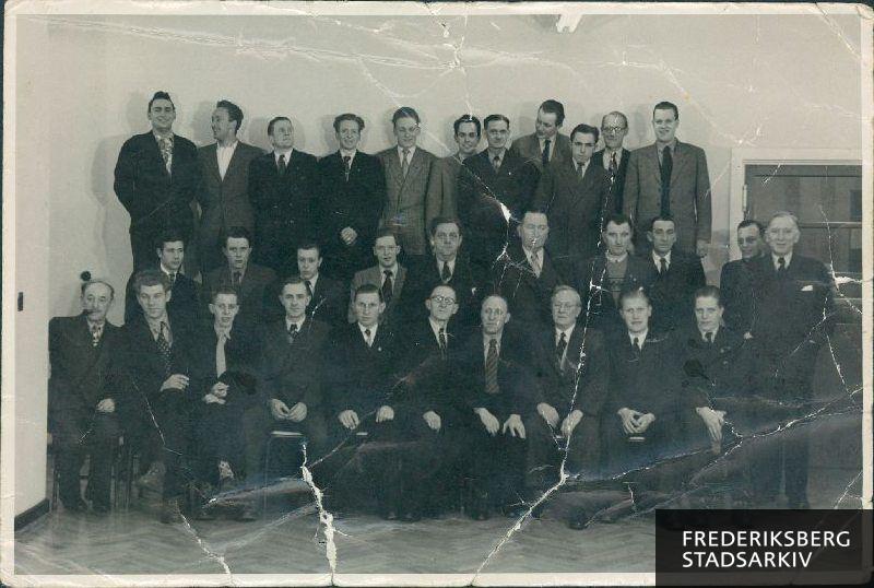 Ansatte ved Ingeniør & Handelsfirmaet Viggo Dencker, Grundtvigsvej 25, ca. 1955.
1. række fra venstre: 2: Børge Petersen, 6: Willumsen, 7: Kaj Schipler, 8: Einer Holst, 11: Anker Als, 12: Petersen (Hillerød),14: Sbour, 18: Bücland, 21: Johansen, 29: Blume