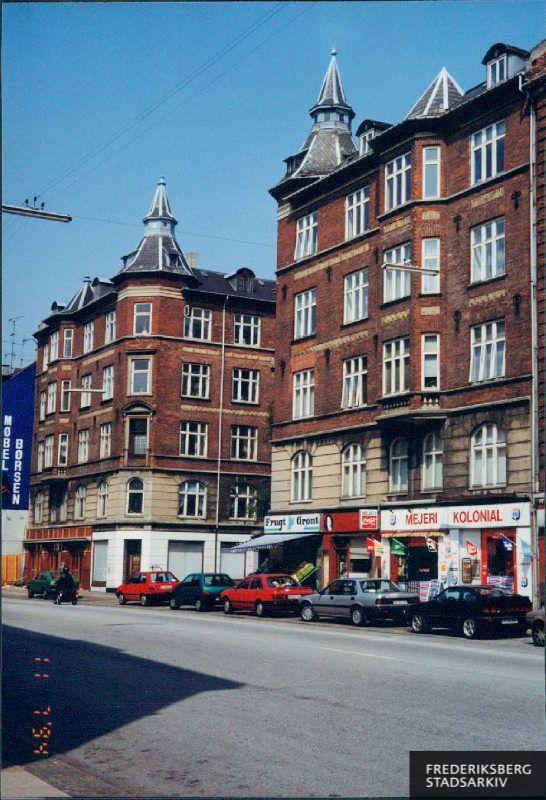 Bygget  1904. Bygning med tårne og spir.