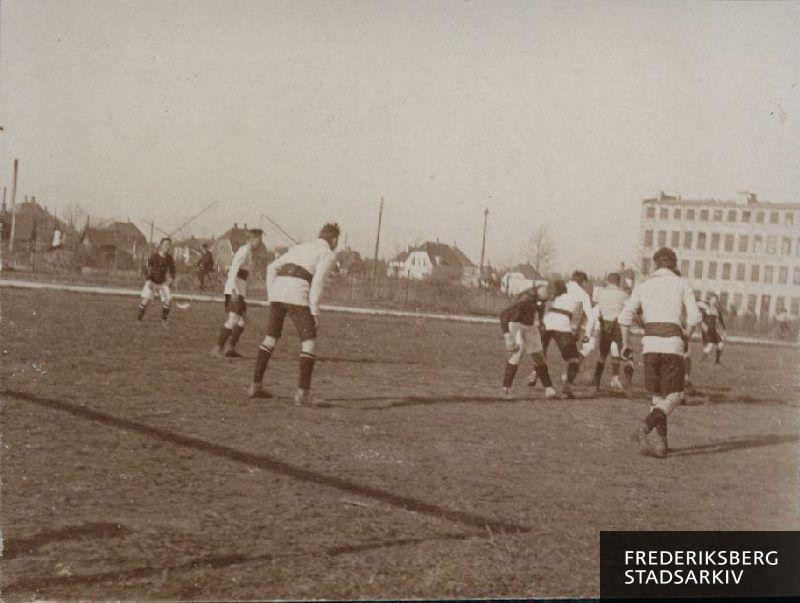 Medlemmer af K.F.U.M spiller fodbold