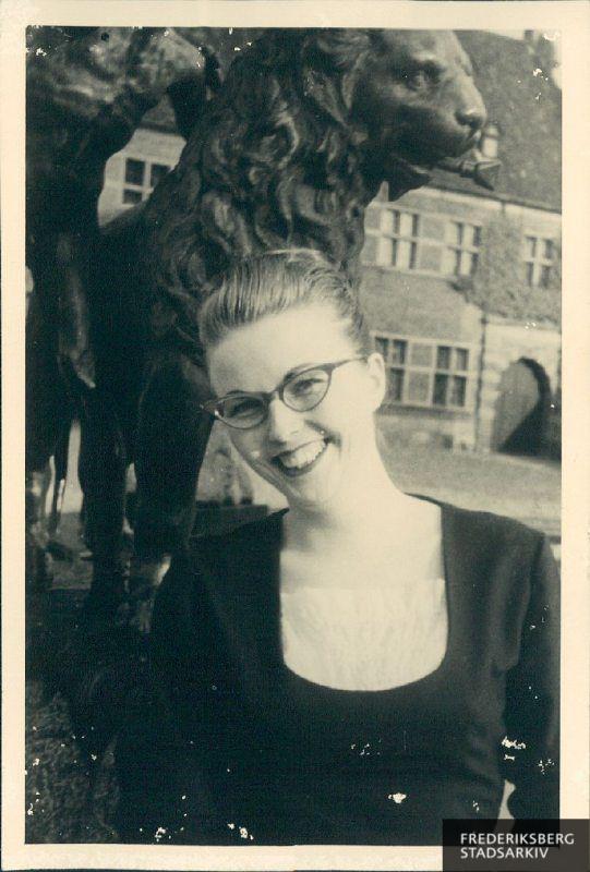 Annalise Dühring (f. 1935) siddende på kanten af springvandet i slotsgården Frederiksborg Slot, Hillerød