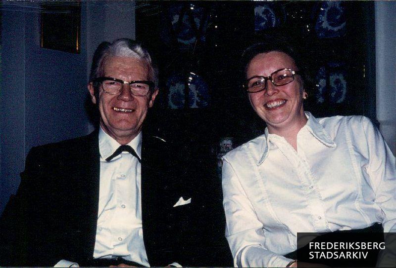 Annalise Dühring Wiberg (f. 1935) med ægtefællen Harry Wiberg (21/2 1909 - 30/8 1991)
Harry Wiberg, født i Odense og nysproglig student 1927 fra Odense Katedralskole, blev cand.pharm. i 1935 og blev efter at have fungeret på apoteker i Odense i 1939 ansat i Medicinalco (senere DUMEX), København, hvor han fungerede som lægemiddelkonsulent og havde 40 års jubilæum i 1979.
Firmaet overtoges i 1990'erne af det norske firma ALPHARMA