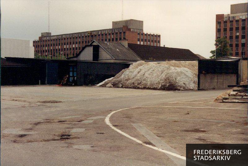 Frederiksberg Kommunes vejafdelings materielplads.
I baggrunden Teknisk skole TEC