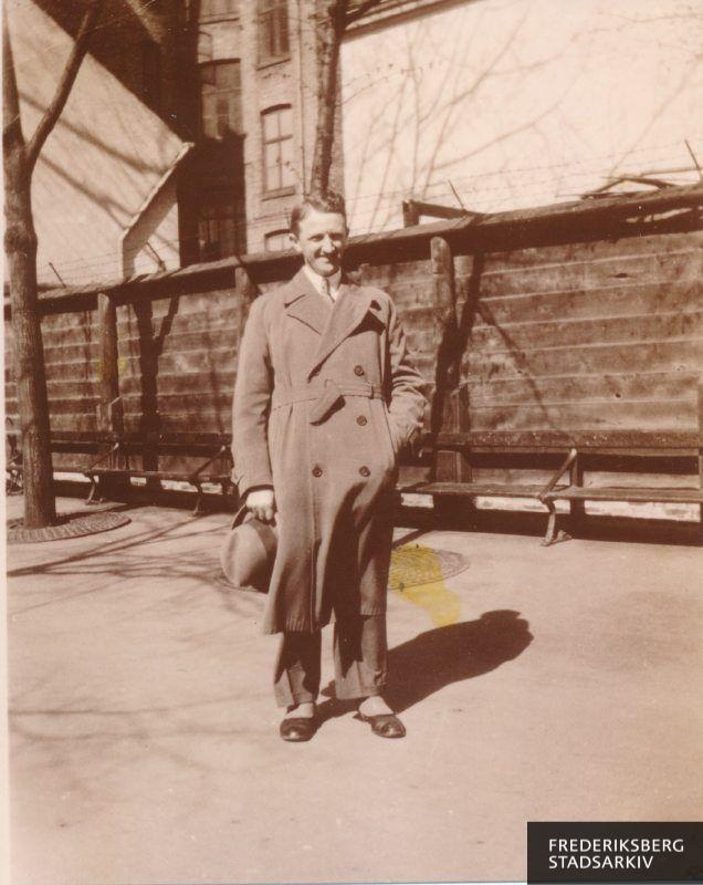 Cand.mag. i engelsk Ingvar Brøgger-Jensen i skolegården på Rysensteen Gymnasium, Tietgensgade 74, København.  Privatbolig: Normasvej 19, Frederiksberg