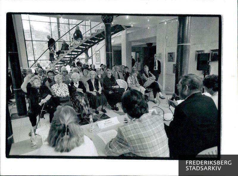 I oktober 1997 holdt Ældre Sagen valgmøde i Byggeriets Hus op til kommunalvalget. Senere blev huset kaldt Metronomen. Panelet af politikere ses bagfra, mens borgerne ses forfra